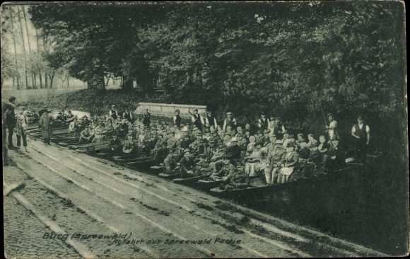 Ak Burg im Spreewald, vertrek naar het terrein Spreewald, mensen in schuiten