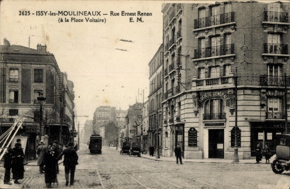 Postcard Issy les Moulineaux Hauts de Seine, Rue Ernest Renan, à la Place Voltaire, tram