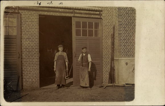 Photo Postcard Hamburg Bergedorf Neuengamme, blacksmith shop in front of the workshop gate