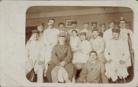 Foto Ak Löbau in Sachsen, verwundete Soldaten im Lazarett, Gruppenbild, Krankenschwester