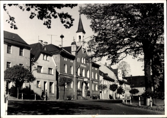 Ak Gefell im Vogtland, Rathaus von   Architektur, Bäume, Straße, Schwarz-Weiß-Foto