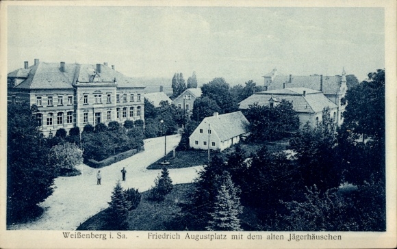 Ak Weißenberg in Sachsen, Friedrich Augustplatz, altes Jägerhäuschen, zwei Personen, Gebäude