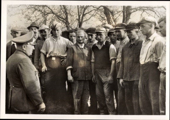 Photo H. Hoffmann, Reichsorganisationsleiter Dr. Ley in conversation with DAF workers, October 1939