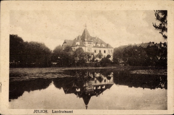 KP Jülich w Nadrenii Północnej-Westfalii, urząd powiatu Jülich, budynek, odbicie wody, zdjęcie czarno-białe