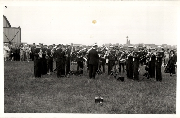 Foto Ak Nordseebad Wangerooge in Ostfriesland, Marinekapelle, Konzert auf dem Flugplatz
