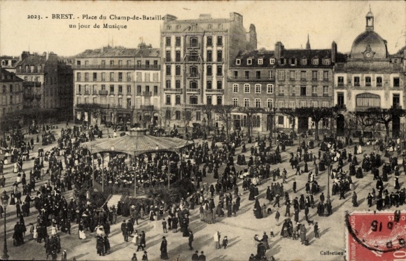 Postcard Brest Finistère, Busy square scenes, musical performance, buildings