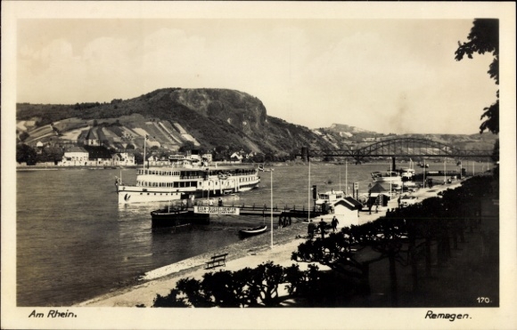 Ak Remagen am Rhein, Schiff auf dem Rhein, Hügel im Hintergrund, Uferpromenade, Bäume