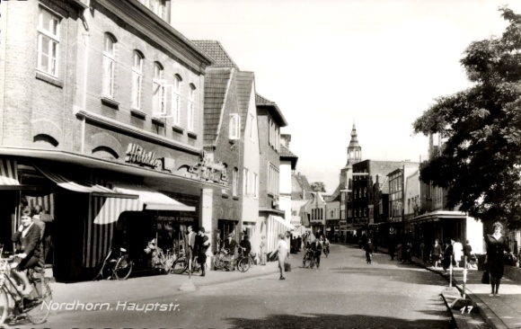 Ak Nordhorn in der Grafschaft Bentheim, Hauptstraße, historische Gebäude, Radfahrer, Fußgänger...