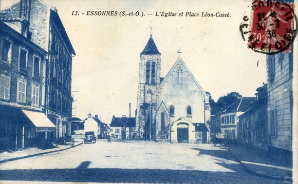 Ak Corbeil Essonnes Essonne, Straßenszene mit Kirche, Place Leon-Casse