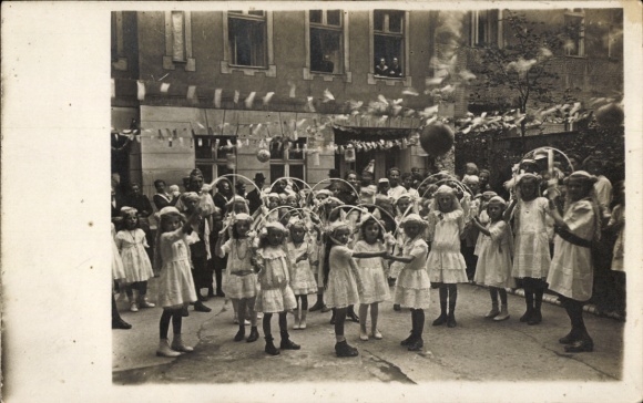 Fot. KP Berlin Prenzlauer Berg, dziecięcy festiwal domów Schivelbeiner Str. 12 i 13 1920, dziewczęta