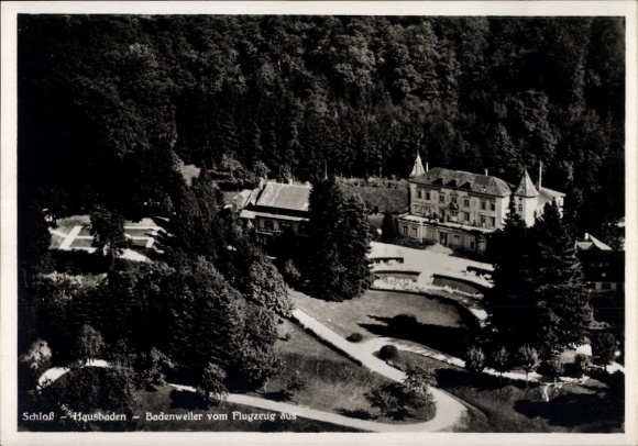 Ak Badenweiler im Schwarzwald, Schloß Hausbaden, Luftaufnahme, Wald,  Architektur, 
