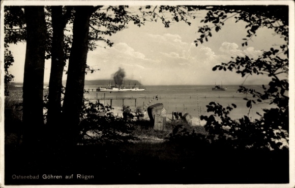 Ak Ostseebad Göhren auf Rügen, Ostseebad Göhren, Blick auf das Wasser, Schiffe, Bäume im Vordergr