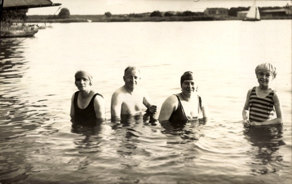 Photo Postcard Berlin Reinickendorf Konradshöhe Tegelort Joersfelde Jörsfelde, people in the water, swimwear