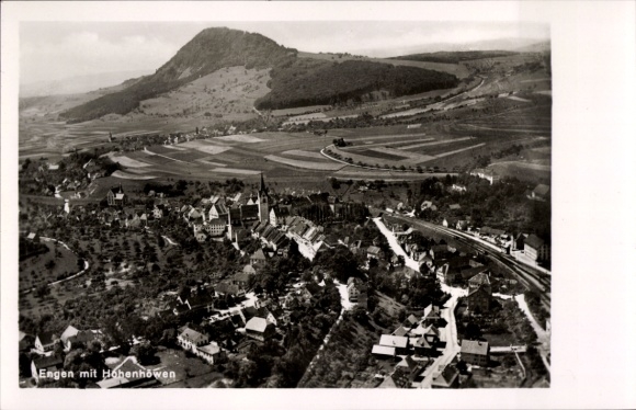 Ak Engen im Hegau, Panorama, Hohenhöwen, Fliegeraufnahme