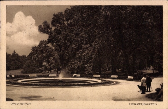 Postcard Darmstadt in Hesse, Herrengarten, fountain, trees, walkers