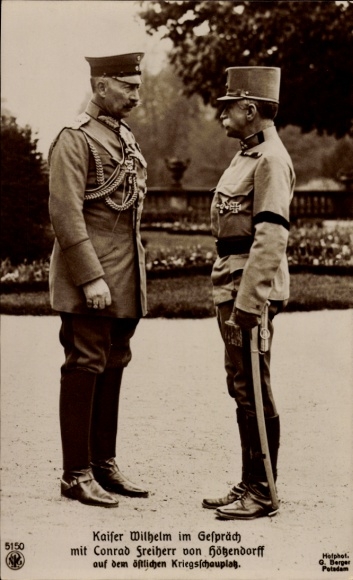 Postcard Kaiser Wilhelm II in conversation with Conrad Freiherr von Hötzendorff, KuK