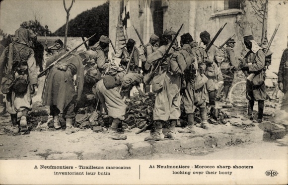 Postcard A Neufmontiers, Tirailleurs marocains inventoriant leur butin, Moroccan soldiers, I. WW