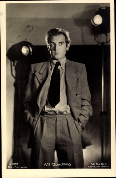 Postcard actor Will Quadflieg, standing portrait, spotlight, photo Binz A 3535 2, film photo publishing house