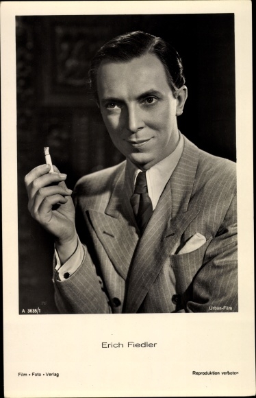 Postcard Actor Erich Fiedler, portrait with cigarette