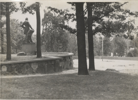 Original Foto Berlin Neukölln, Volkspark Hasenheide, Jahn-Denkmal, um 1946, ca. 13 x 18 cm