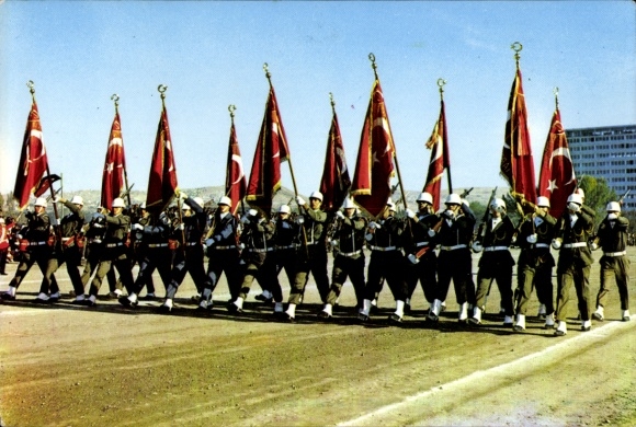 Postcard Turkish soldiers in uniforms, festival, flags