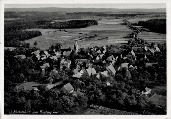 Ak Kaisersbach in Baden Württemberg, Luftaufnahme von  Häuser, Kirche, Landschaft