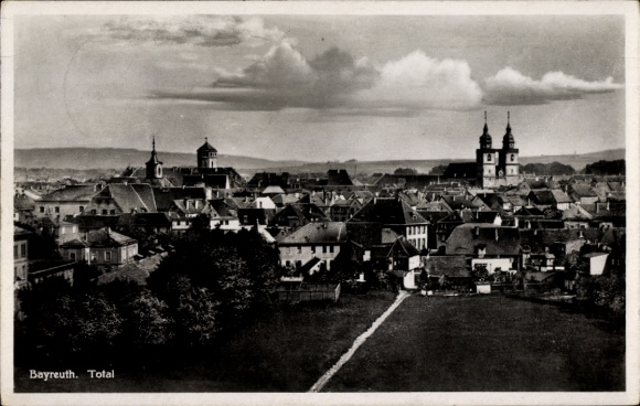 Ak Bayreuth in Opper-Franken, stadsgezicht met oude huizen, wolken boven de stad