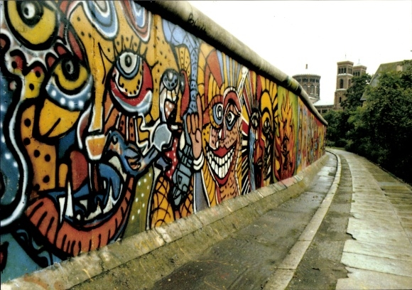 Postcard Berlin Kreuzberg, Wall at Mariannenplatz, Bethanien, artworks by C. Bouchet, Th. Noir