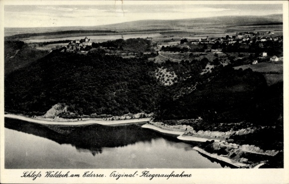 KP Waldeck am Edersee, Hessen. Na awersie czarno-białe oryginalne zdjęcie lotnicze...