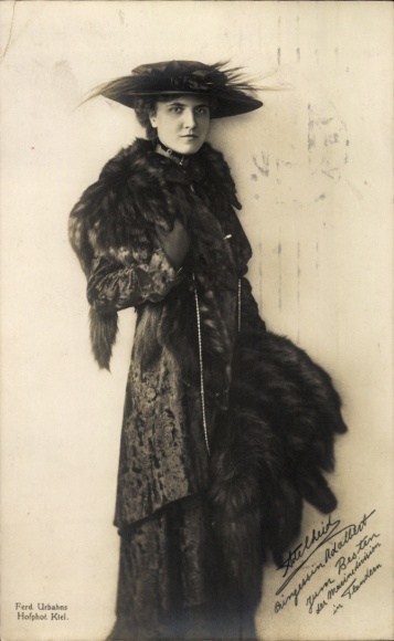 Postcard Princess Adalbert of Prussia, Adelheid of Saxe-Meiningen, Portrait, Fur