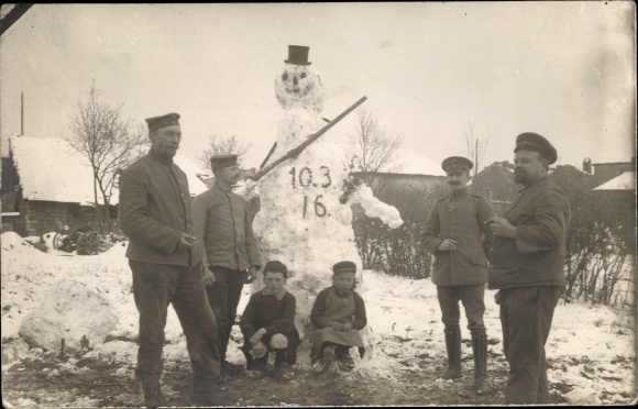 Photo Postcard German soldiers and children with snowman, I WK
