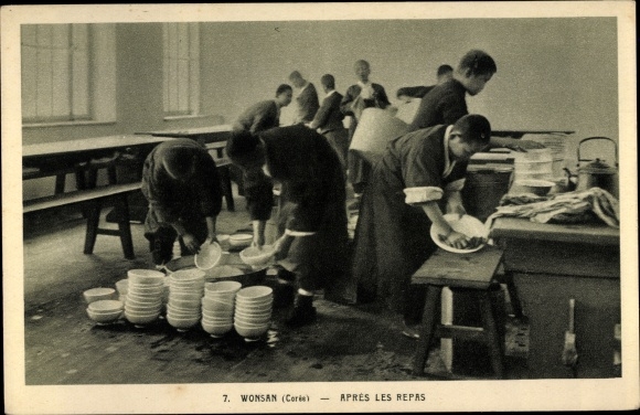 Postcard Wŏnsan North Korea, Après le repas, dish washer