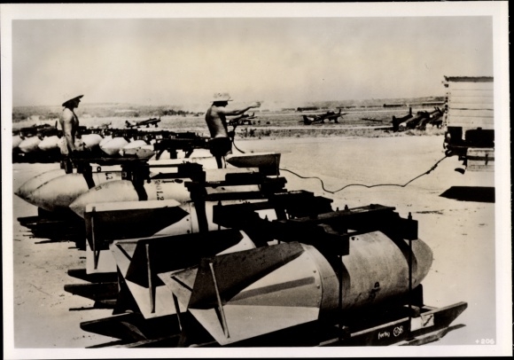 foto Heinrich Hoffmann, veldvliegveld op Sicilië, bommen, Afrika Korps-soldaten, Stuka's, aug. 1942