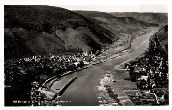 Ak Alf an der Mosel, Alf-Bullay an der Mosel, Luftaufnahme, Flusslandschaft, Gebirge