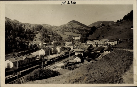 Foto Ak Lend in Salzburg, Blick auf den Bahnhof, Güterwaggons, Bahnstrecke, Panorama vom Ort
