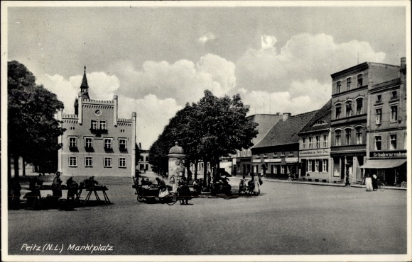 Ak Peitz in der Niederlausitz, marktplein, reclamezuil
