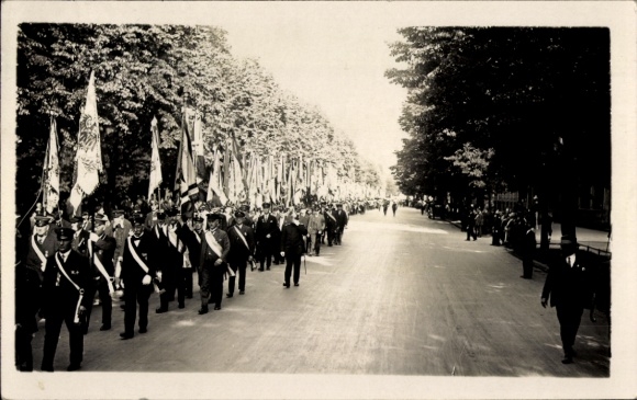 Photo Postcard Munich, parade, soldiers, flags