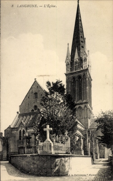 Ak Langrune sur Mer Calvados, Kirche mit hohem Turm, Kreuz, Brunnen, Bäume, Schriftzug