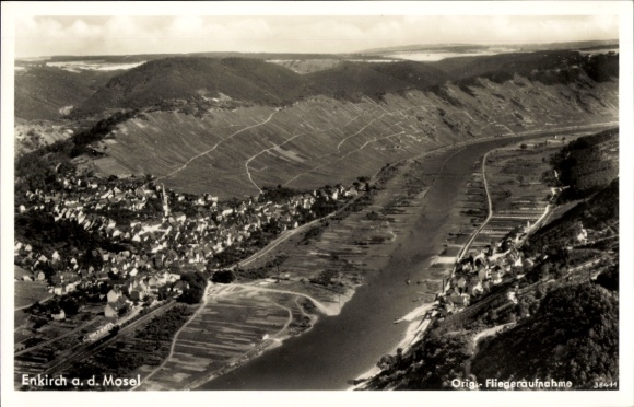 Ak Enkirch an der Mosel, Luftaufnahme von Enkirch, Mosel, beeindruckende Landschaft, Flussansicht