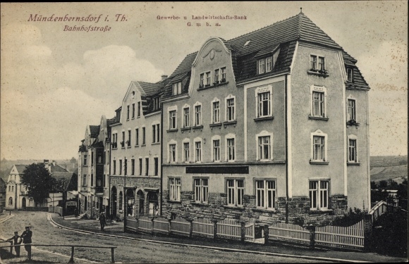 Postcard Münchenbernsdorf in Thuringia, Bahnhofstrasse, commercial and agricultural bank