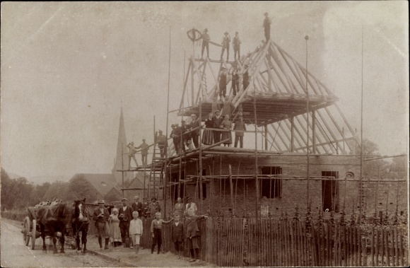 Photo Postcard Construction site, shell of a house, roof structure, scaffolding, topping out ceremony