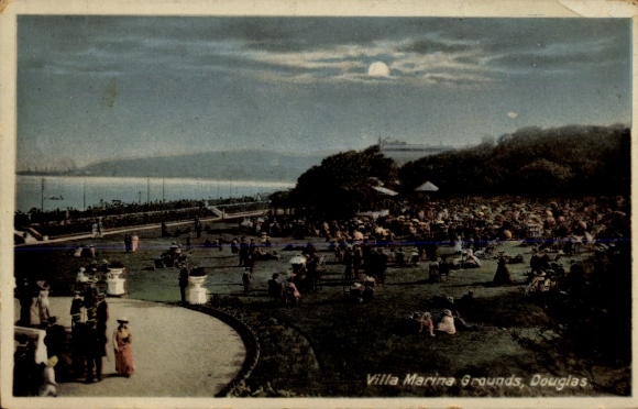 Postcard Douglas Isle of Man, Villa Marina Grounds, crowds, landscape, lake