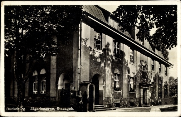 Postcard Bückeburg in the district of Schaumburg, Jägerkaserne, staff building