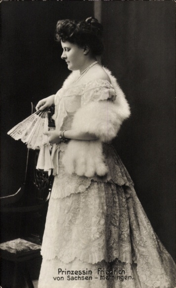 Postcard Princess Friedrich of Saxe Meiningen, Adelheid zur Lippe Biesterfeld, dress, fur, fan