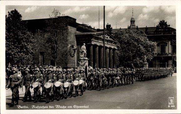 Postcard Berlin Mitte, raising the guard at the memorial