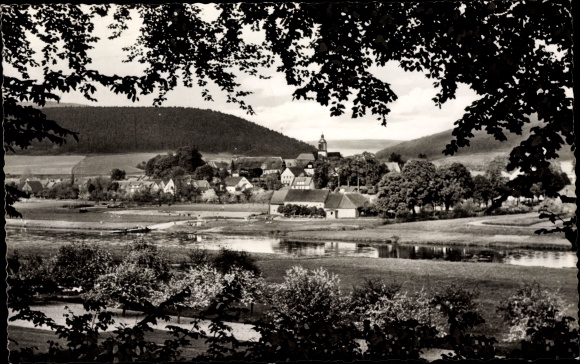 KP Lippoldsberg Bodenfelde w Dolnej Saksonii, panorama wsi, odcinek rzeki Wezery, las