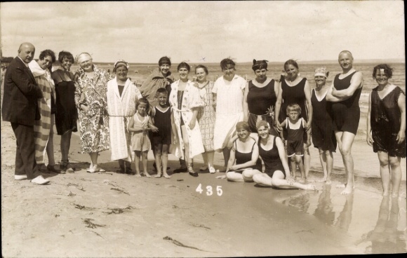 Photo Postcard Seebad Binz on Rügen, bathers on the beach, group photo in swimwear