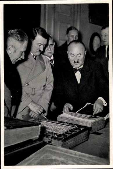 Collection picture no. 97 Adolf Hitler is shown treasures from the Bavarian State Library