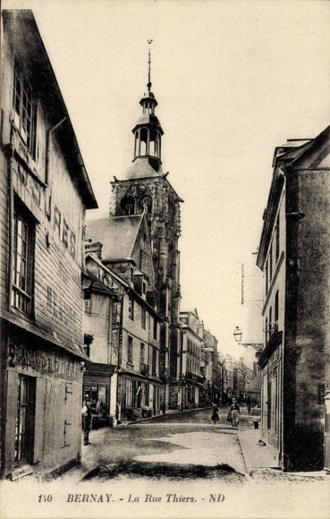 Ak Bernay Eure, Fachwerkhäuser, Kirche, Straße,  Architektur