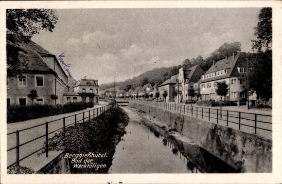 Ak Berggießhübel in Saksen, kanaal, huizen, kuuroord, bad van de arbeidersFoto Ak